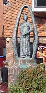 Dunstable's Eleanor statue of 1985